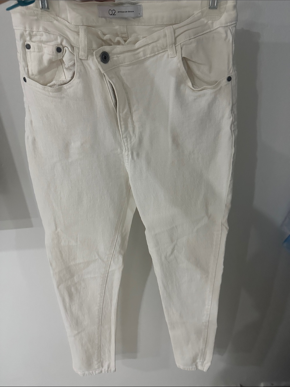 Q2 Women's Skinny Jeans in Cream-White